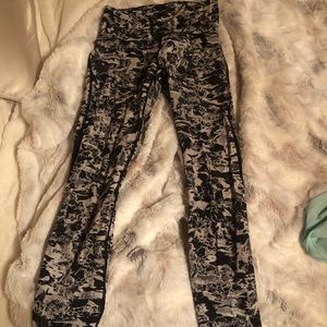 Lululemon leggings black and white size 6